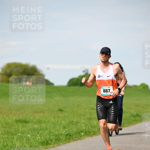 10.05.2026 - 8. Wedeler Halbmarathon Dr. Thomas Lammeyer http://msf.ph/oto/9690850 10.05.2026 11:08:04 Laufen 887 meine-sportfotos.de