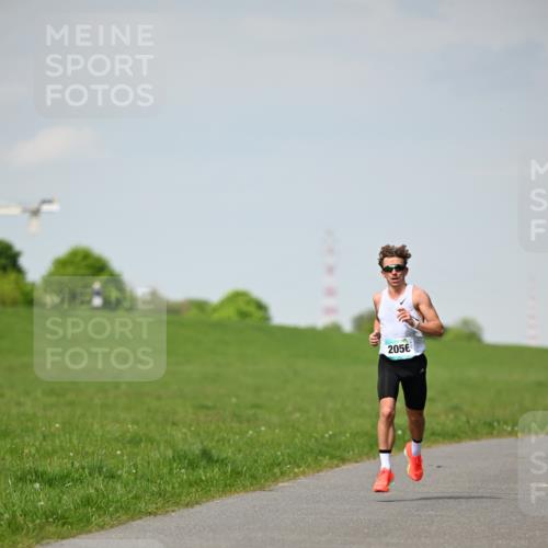10.05.2026 - 8. Wedeler Halbmarathon Dr. Thomas Lammeyer http://msf.ph/oto/9690879 10.05.2026 11:10:00 Laufen 2056 meine-sportfotos.de