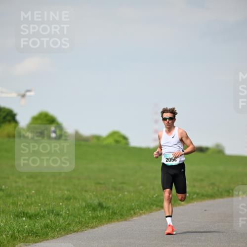 10.05.2026 - 8. Wedeler Halbmarathon Dr. Thomas Lammeyer http://msf.ph/oto/9690893 10.05.2026 11:10:01 Laufen 2056 meine-sportfotos.de