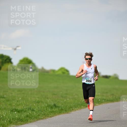 10.05.2026 - 8. Wedeler Halbmarathon Dr. Thomas Lammeyer http://msf.ph/oto/9690898 10.05.2026 11:10:01 Laufen 2056 meine-sportfotos.de