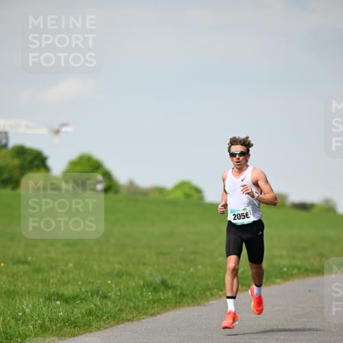 10.05.2026 - 8. Wedeler Halbmarathon Dr. Thomas Lammeyer http://msf.ph/oto/9690903 10.05.2026 11:10:01 Laufen 2056 meine-sportfotos.de