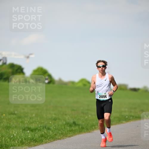 10.05.2026 - 8. Wedeler Halbmarathon Dr. Thomas Lammeyer http://msf.ph/oto/9690907 10.05.2026 11:10:01 Laufen 2056 meine-sportfotos.de