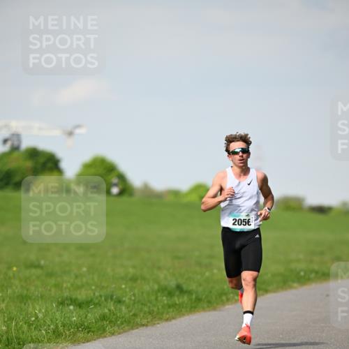 10.05.2026 - 8. Wedeler Halbmarathon Dr. Thomas Lammeyer http://msf.ph/oto/9690910 10.05.2026 11:10:02 Laufen 2056 meine-sportfotos.de