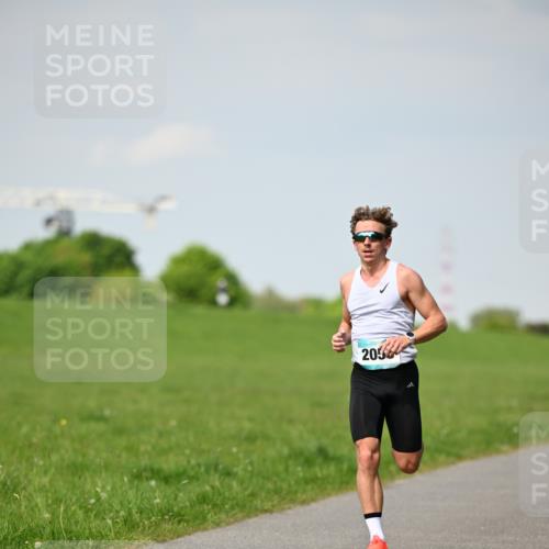 10.05.2026 - 8. Wedeler Halbmarathon Dr. Thomas Lammeyer http://msf.ph/oto/9690917 10.05.2026 11:10:02 Laufen 2056 meine-sportfotos.de