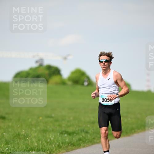 10.05.2026 - 8. Wedeler Halbmarathon Dr. Thomas Lammeyer http://msf.ph/oto/9690930 10.05.2026 11:10:03 Laufen 2050 meine-sportfotos.de