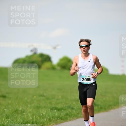 10.05.2026 - 8. Wedeler Halbmarathon Dr. Thomas Lammeyer http://msf.ph/oto/9690933 10.05.2026 11:10:03 Laufen 2056 meine-sportfotos.de