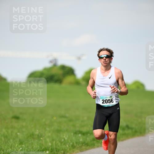 10.05.2026 - 8. Wedeler Halbmarathon Dr. Thomas Lammeyer http://msf.ph/oto/9690935 10.05.2026 11:10:03 Laufen 2056 meine-sportfotos.de