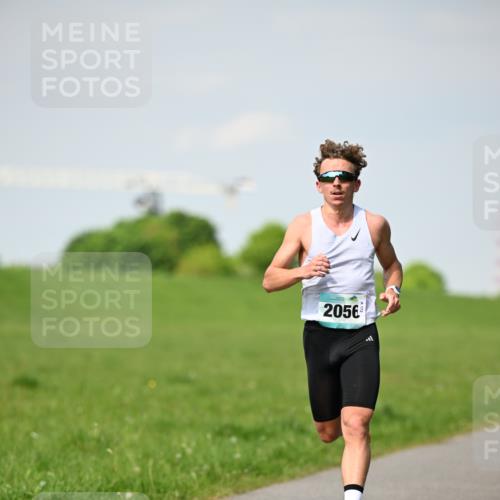 10.05.2026 - 8. Wedeler Halbmarathon Dr. Thomas Lammeyer http://msf.ph/oto/9690940 10.05.2026 11:10:03 Laufen 2056 meine-sportfotos.de