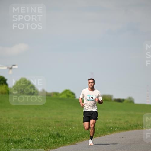 10.05.2026 - 8. Wedeler Halbmarathon Dr. Thomas Lammeyer http://msf.ph/oto/9690967 10.05.2026 11:11:17 Laufen 774 meine-sportfotos.de