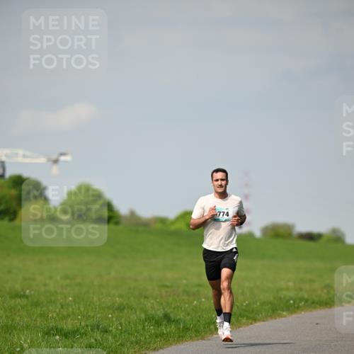 10.05.2026 - 8. Wedeler Halbmarathon Dr. Thomas Lammeyer http://msf.ph/oto/9690978 10.05.2026 11:11:17 Laufen 774 meine-sportfotos.de