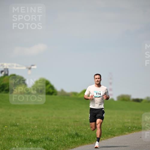 10.05.2026 - 8. Wedeler Halbmarathon Dr. Thomas Lammeyer http://msf.ph/oto/9690980 10.05.2026 11:11:18 Laufen 774 meine-sportfotos.de