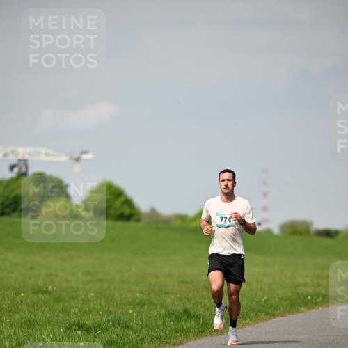 10.05.2026 - 8. Wedeler Halbmarathon Dr. Thomas Lammeyer http://msf.ph/oto/9690982 10.05.2026 11:11:18 Laufen 774 meine-sportfotos.de