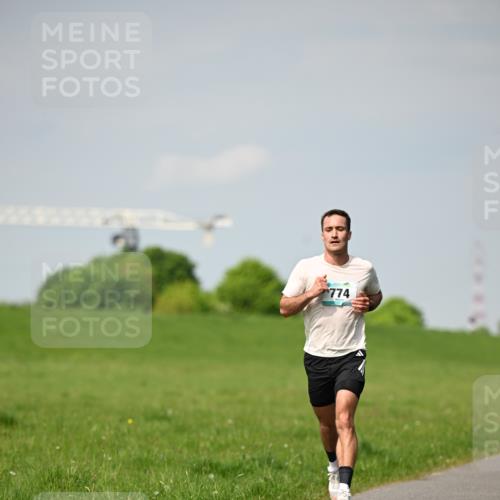 10.05.2026 - 8. Wedeler Halbmarathon Dr. Thomas Lammeyer http://msf.ph/oto/9691003 10.05.2026 11:11:19 Laufen 774 meine-sportfotos.de