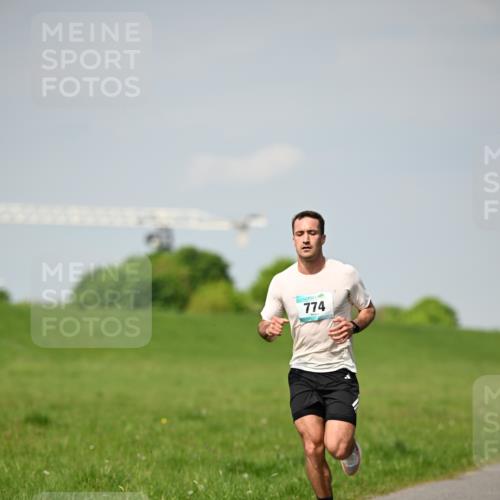 10.05.2026 - 8. Wedeler Halbmarathon Dr. Thomas Lammeyer http://msf.ph/oto/9691011 10.05.2026 11:11:19 Laufen 774 meine-sportfotos.de