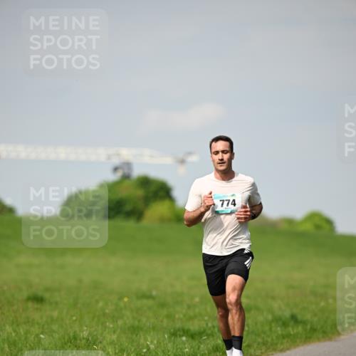 10.05.2026 - 8. Wedeler Halbmarathon Dr. Thomas Lammeyer http://msf.ph/oto/9691014 10.05.2026 11:11:20 Laufen 774 meine-sportfotos.de