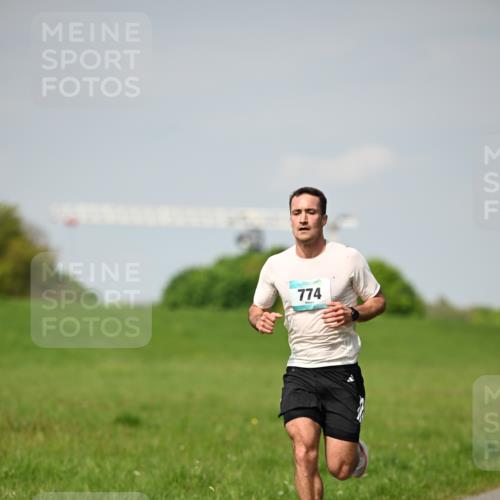 10.05.2026 - 8. Wedeler Halbmarathon Dr. Thomas Lammeyer http://msf.ph/oto/9691022 10.05.2026 11:11:20 Laufen 774 meine-sportfotos.de
