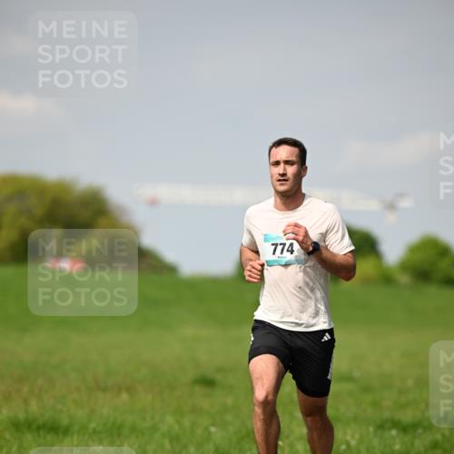 10.05.2026 - 8. Wedeler Halbmarathon Dr. Thomas Lammeyer http://msf.ph/oto/9691032 10.05.2026 11:11:21 Laufen 774 meine-sportfotos.de