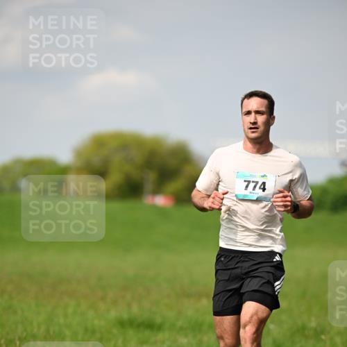 10.05.2026 - 8. Wedeler Halbmarathon Dr. Thomas Lammeyer http://msf.ph/oto/9691041 10.05.2026 11:11:21 Laufen 202, 774 meine-sportfotos.de