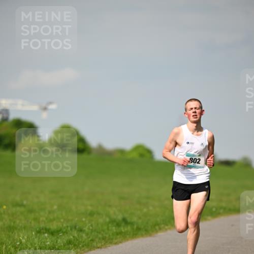 10.05.2026 - 8. Wedeler Halbmarathon Dr. Thomas Lammeyer http://msf.ph/oto/9691084 10.05.2026 11:11:49 Laufen 802 meine-sportfotos.de