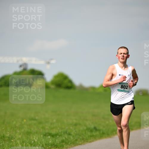 10.05.2026 - 8. Wedeler Halbmarathon Dr. Thomas Lammeyer http://msf.ph/oto/9691094 10.05.2026 11:11:49 Laufen 802 meine-sportfotos.de