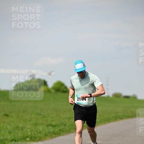10.05.2026 - 8. Wedeler Halbmarathon Dr. Thomas Lammeyer http://msf.ph/oto/9691239 10.05.2026 11:12:06 Laufen 2144 meine-sportfotos.de