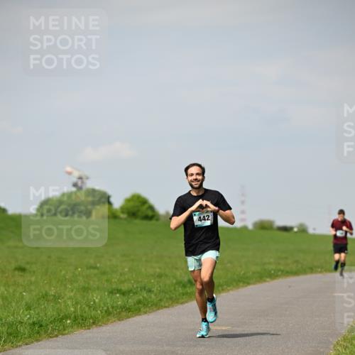 10.05.2026 - 8. Wedeler Halbmarathon Dr. Thomas Lammeyer http://msf.ph/oto/9691456 10.05.2026 11:13:15 Laufen 442 meine-sportfotos.de