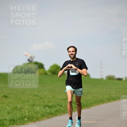 10.05.2026 - 8. Wedeler Halbmarathon Dr. Thomas Lammeyer http://msf.ph/oto/9691463 10.05.2026 11:13:16 Laufen 442 meine-sportfotos.de