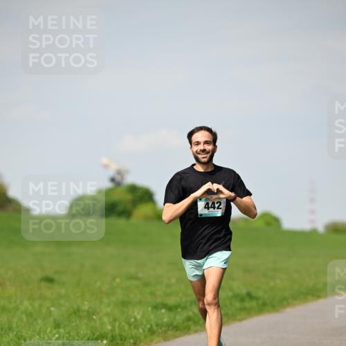 10.05.2026 - 8. Wedeler Halbmarathon Dr. Thomas Lammeyer http://msf.ph/oto/9691471 10.05.2026 11:13:16 Laufen 442 meine-sportfotos.de