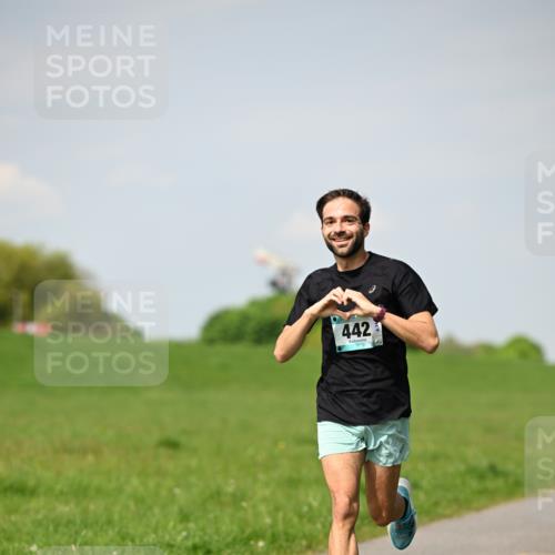 10.05.2026 - 8. Wedeler Halbmarathon Dr. Thomas Lammeyer http://msf.ph/oto/9691480 10.05.2026 11:13:16 Laufen 442 meine-sportfotos.de