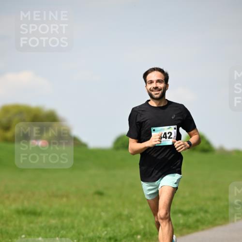 10.05.2026 - 8. Wedeler Halbmarathon Dr. Thomas Lammeyer http://msf.ph/oto/9691483 10.05.2026 11:13:17 Laufen  meine-sportfotos.de