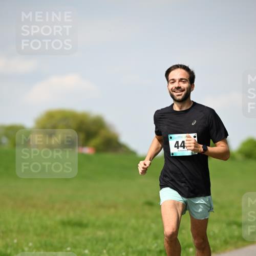 10.05.2026 - 8. Wedeler Halbmarathon Dr. Thomas Lammeyer http://msf.ph/oto/9691488 10.05.2026 11:13:17 Laufen  meine-sportfotos.de