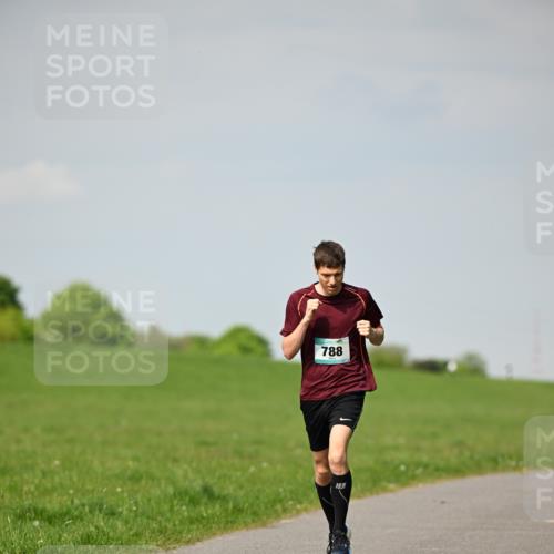 10.05.2026 - 8. Wedeler Halbmarathon Dr. Thomas Lammeyer http://msf.ph/oto/9691499 10.05.2026 11:13:21 Laufen 788 meine-sportfotos.de