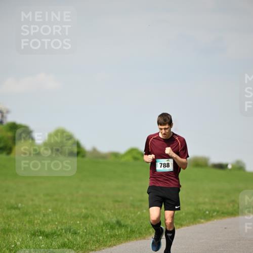 10.05.2026 - 8. Wedeler Halbmarathon Dr. Thomas Lammeyer http://msf.ph/oto/9691504 10.05.2026 11:13:22 Laufen 788 meine-sportfotos.de