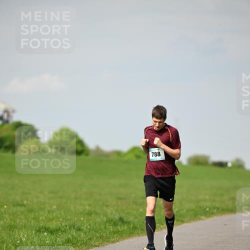 10.05.2026 - 8. Wedeler Halbmarathon Dr. Thomas Lammeyer http://msf.ph/oto/9691507 10.05.2026 11:13:22 Laufen 788 meine-sportfotos.de