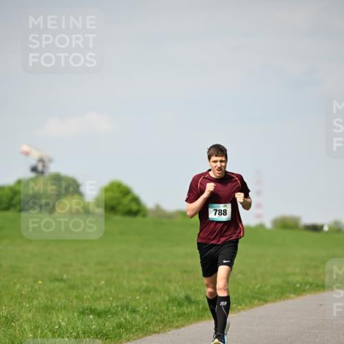 10.05.2026 - 8. Wedeler Halbmarathon Dr. Thomas Lammeyer http://msf.ph/oto/9691511 10.05.2026 11:13:22 Laufen 788 meine-sportfotos.de