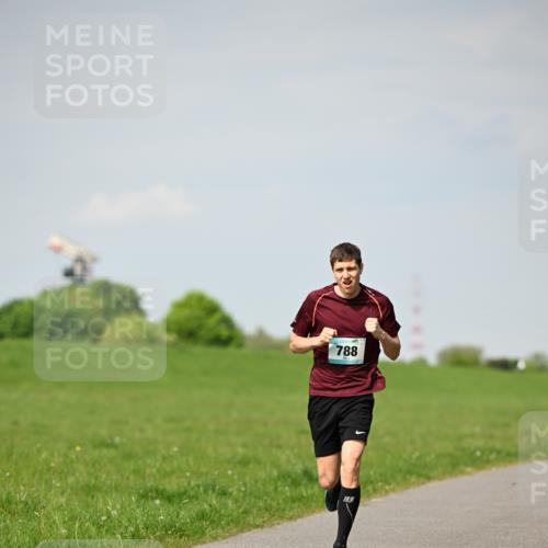 10.05.2026 - 8. Wedeler Halbmarathon Dr. Thomas Lammeyer http://msf.ph/oto/9691514 10.05.2026 11:13:22 Laufen 788 meine-sportfotos.de