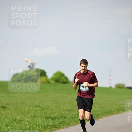 10.05.2026 - 8. Wedeler Halbmarathon Dr. Thomas Lammeyer http://msf.ph/oto/9691521 10.05.2026 11:13:23 Laufen 788 meine-sportfotos.de
