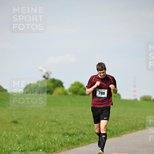 10.05.2026 - 8. Wedeler Halbmarathon Dr. Thomas Lammeyer http://msf.ph/oto/9691526 10.05.2026 11:13:23 Laufen 788 meine-sportfotos.de