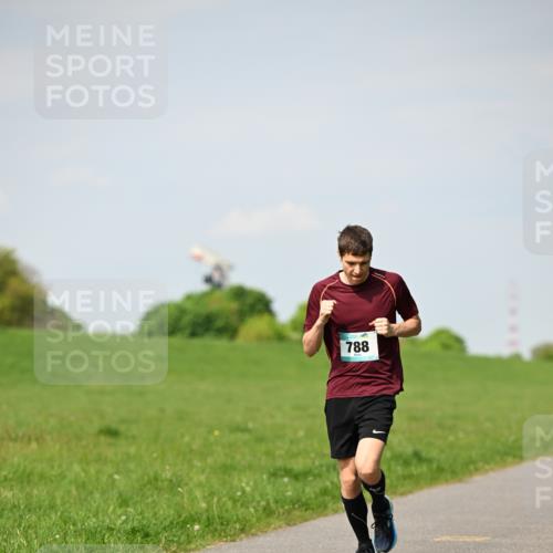 10.05.2026 - 8. Wedeler Halbmarathon Dr. Thomas Lammeyer http://msf.ph/oto/9691535 10.05.2026 11:13:24 Laufen 788 meine-sportfotos.de