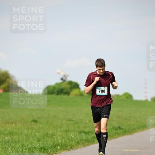 10.05.2026 - 8. Wedeler Halbmarathon Dr. Thomas Lammeyer http://msf.ph/oto/9691538 10.05.2026 11:13:24 Laufen 788 meine-sportfotos.de