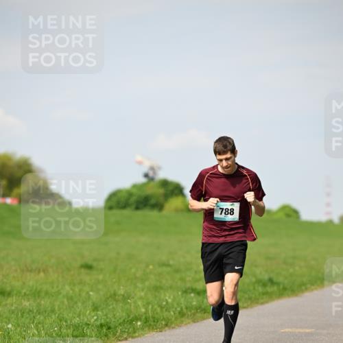 10.05.2026 - 8. Wedeler Halbmarathon Dr. Thomas Lammeyer http://msf.ph/oto/9691539 10.05.2026 11:13:24 Laufen 788 meine-sportfotos.de