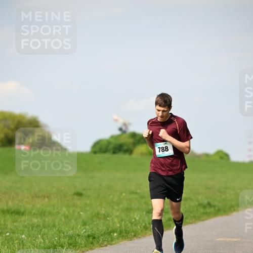 10.05.2026 - 8. Wedeler Halbmarathon Dr. Thomas Lammeyer http://msf.ph/oto/9691544 10.05.2026 11:13:24 Laufen 788 meine-sportfotos.de