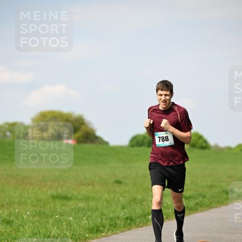 10.05.2026 - 8. Wedeler Halbmarathon Dr. Thomas Lammeyer http://msf.ph/oto/9691556 10.05.2026 11:13:25 Laufen 788 meine-sportfotos.de