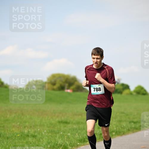 10.05.2026 - 8. Wedeler Halbmarathon Dr. Thomas Lammeyer http://msf.ph/oto/9691568 10.05.2026 11:13:25 Laufen 788 meine-sportfotos.de