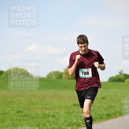 10.05.2026 - 8. Wedeler Halbmarathon Dr. Thomas Lammeyer http://msf.ph/oto/9691576 10.05.2026 11:13:26 Laufen 788 meine-sportfotos.de