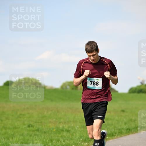 10.05.2026 - 8. Wedeler Halbmarathon Dr. Thomas Lammeyer http://msf.ph/oto/9691578 10.05.2026 11:13:26 Laufen 788 meine-sportfotos.de