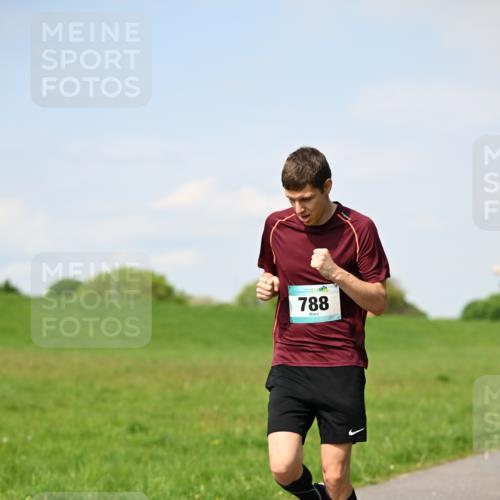 10.05.2026 - 8. Wedeler Halbmarathon Dr. Thomas Lammeyer http://msf.ph/oto/9691581 10.05.2026 11:13:26 Laufen 788 meine-sportfotos.de