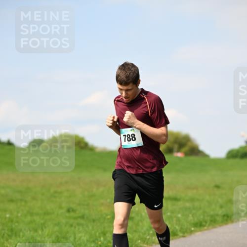 10.05.2026 - 8. Wedeler Halbmarathon Dr. Thomas Lammeyer http://msf.ph/oto/9691583 10.05.2026 11:13:26 Laufen 788 meine-sportfotos.de
