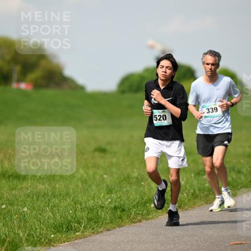 10.05.2026 - 8. Wedeler Halbmarathon Dr. Thomas Lammeyer http://msf.ph/oto/9691704 10.05.2026 11:14:07 Laufen 520, 339 meine-sportfotos.de