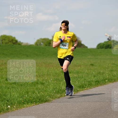 10.05.2026 - 8. Wedeler Halbmarathon Dr. Thomas Lammeyer http://msf.ph/oto/9691736 10.05.2026 11:14:11 Laufen 791 meine-sportfotos.de